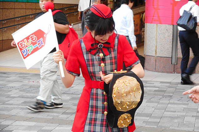チャンピオンベルトはとっても重いんです！きゃ〜重い！！