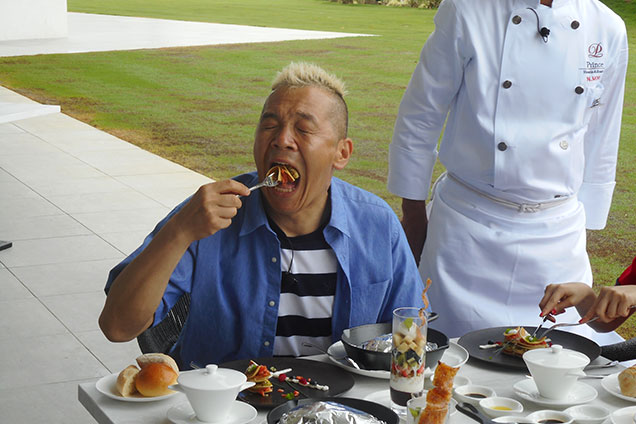 ウドさんも大きなお口で「あーん」