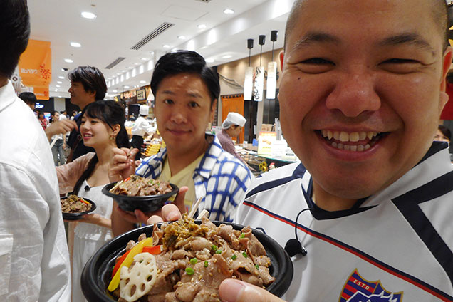 美味しい牛たんのどんぶりを前に三瓶さんも満面の笑み!!