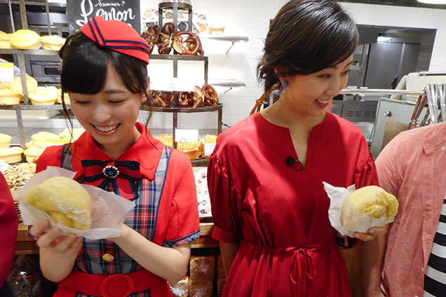 美味しいパンと美女2人、画になりますね〜！