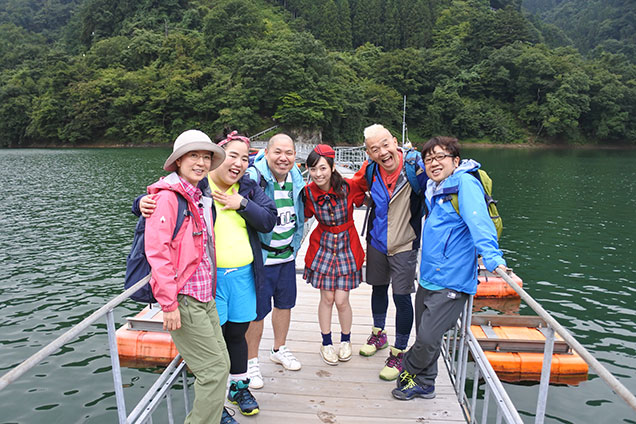 こ〜んな湖の上も歩けるんですよ！ ぜひ奥多摩へ来てくださいね〜！