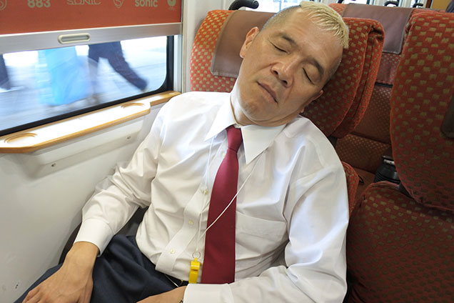 出発前にはしゃぎすぎたウドさんは車内でぐっすり！