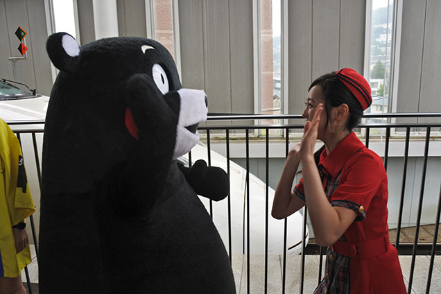 遥ちゃんもくまモンと一緒にハイタッチ！