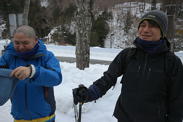 これから楽しくスノーハイクです！イエ〜イ！