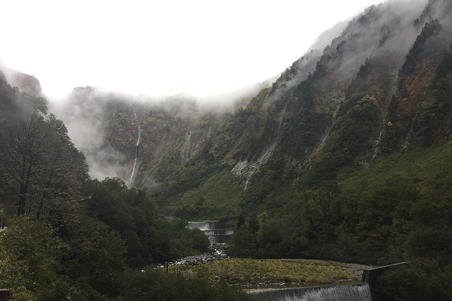 たどり着いた称名滝は雲の中から流れ落ちてくるような神秘的な雰囲気！