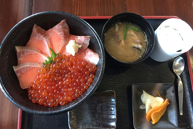 まずは腹ごしらえ！豪華親子丼です！