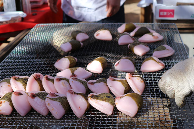 この桜もちのお餅の柔らかさといったら！まるで焼きマシュマロ！