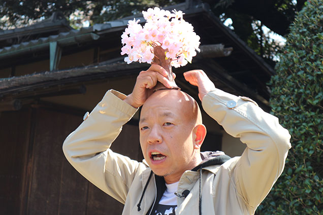 桜の幹の部分は、なんとバイキングの小峠さん！