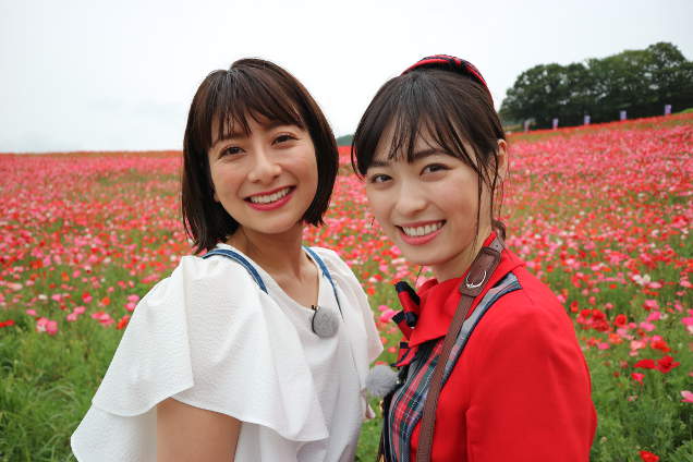 1000万本のポピーをバックにハイチーズ