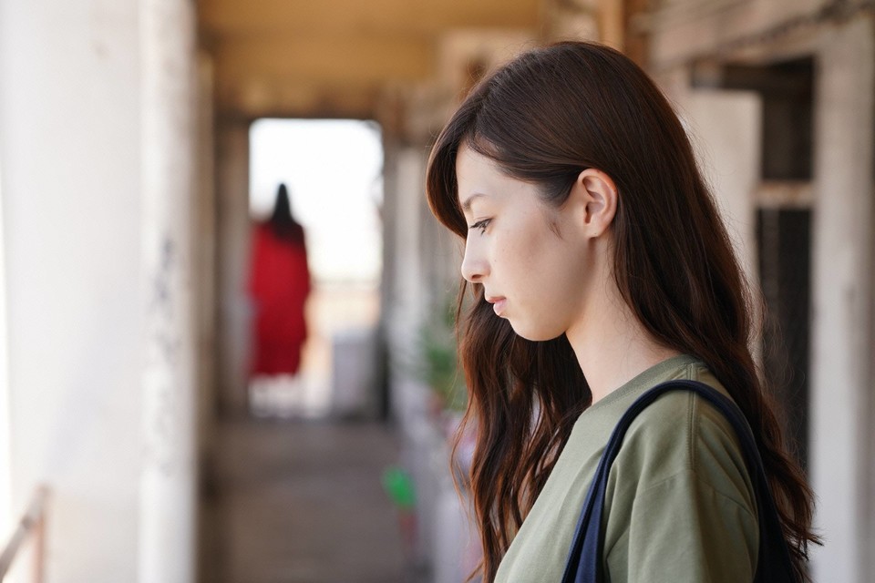 ほん怖 20周年スペシャルに中条あやみが出演 全身赤い女の気配が
