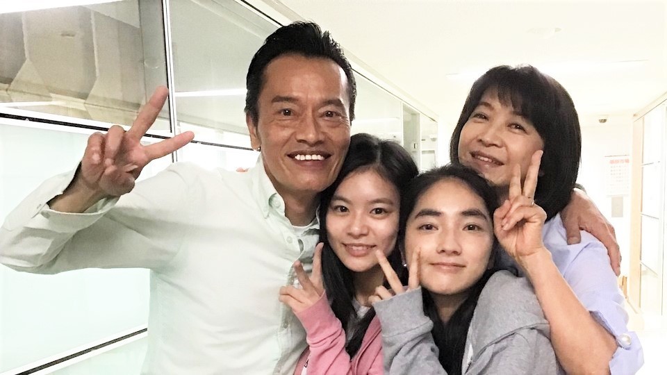 遠藤憲一 娘役の美女2人にハグしまくり 妻役の田中美佐子の反応は フジテレビ