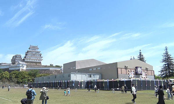 姫路城の眼下に建てられた平成中村座