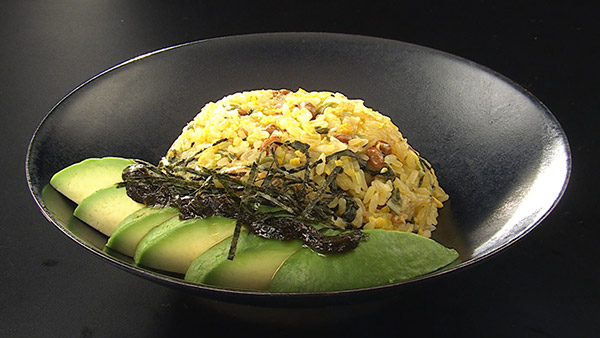 すがちゃん最高No.1考案「地元の風吹く納豆チャーハン　〜三日月を添えて〜」