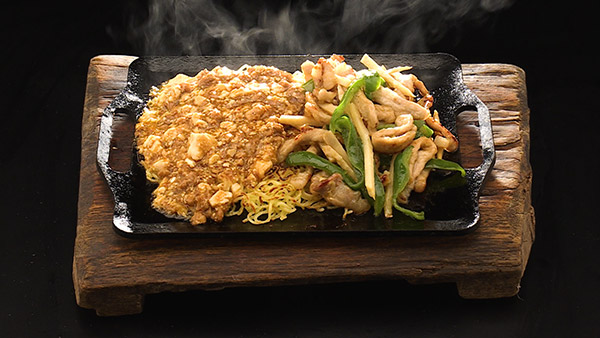 あばれる君考案「〜熱々あばれワンオペ欲張り2色〜チンジャオロースマーボー焼きそば」