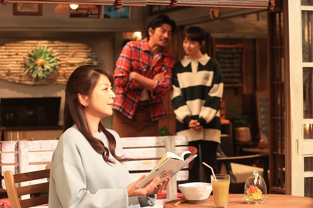 『続・続・最後から二番目の恋』水谷典子(飯島直子)、長倉真平(坂口憲二)、長倉えりな(白本彩奈)