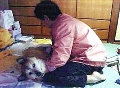 介護する玉林さんとコロ
