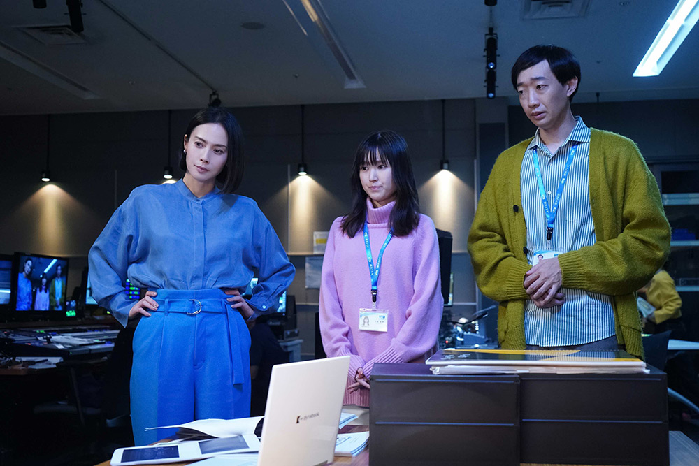ONE DAY~聖夜のから騒ぎ~ 倉内桔梗(中谷美紀)、立葵査子(福本莉子)、黒種草二(大水洋介)