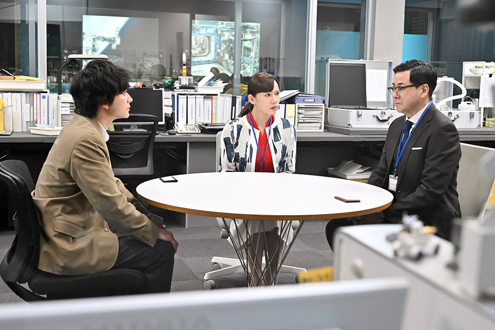 『サバ缶、宇宙へ行く』朝野峻一（北村匠海）、皆川有紀（ソニン）、東口亮治（鈴木浩介）