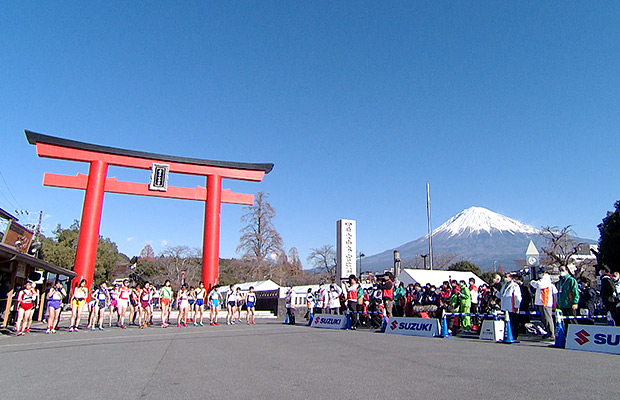 富士山と大鳥居の絵力あるスタート地点（富士山本宮浅間大社）