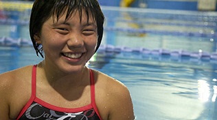 岡部歩乃佳選手（水泳）