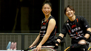 網本麻里選手(車いすバスケ)