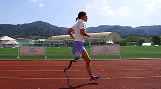 秦由加子選手（パラトライアスロン）