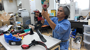 臼井二美男さん(義肢装具士)
