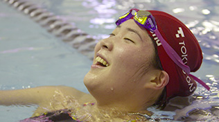 水上真衣選手（競泳）