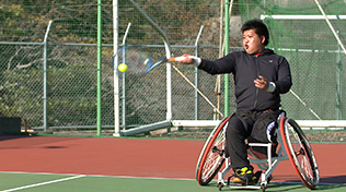 鈴木康平選手（車いすテニス）