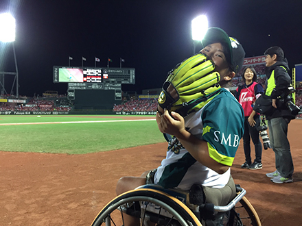 始球式に臨んだ上地選手。リオパラで日本女子車いすテニス界初のメダルを獲得