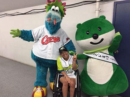 人生初の始球式を終えて「テニスと違う緊張感があって楽しかった」と上地選手