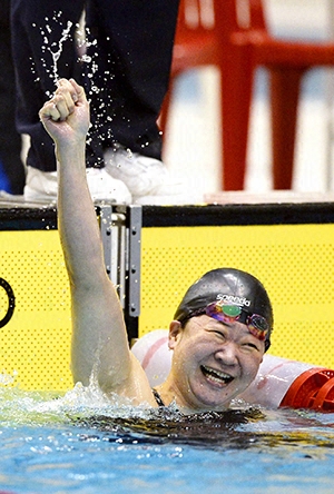 女子５０メートル自由形でリオ・パラリンピックの派遣標準記録を切る好タイムにガッツポーズする成田真由美。代表に決定した＝静岡県富士水泳場