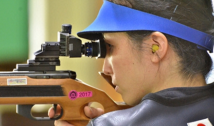 前方の標的に集中する田口さん