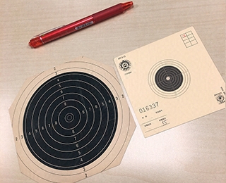 実際の射撃の標的。右が10m用で左が50m用