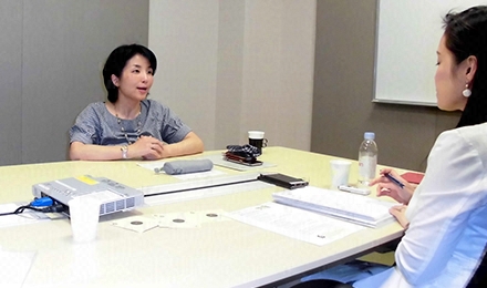 インタビュー時間が大幅に過ぎてしまうほど、話は尽きなかった…田口亜希さん(左)　インタビュアーの高樹ミナさん(右)