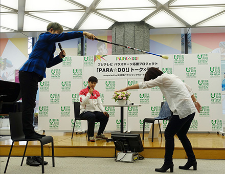 PARA☆DO！アーティストの清貴さん(左)と田中さんがタッピングを体験