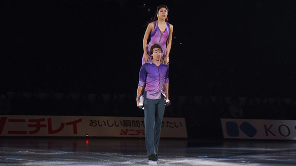 村元 哉中 / クリス・リード　クリス・リードが村元 哉中をおんぶする瞬間