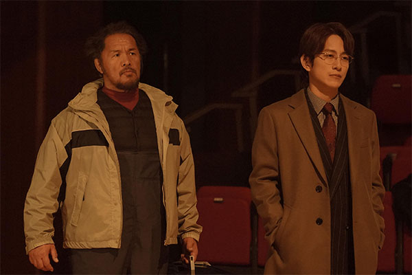 左から）大和田光男役の真壁刀義さん、日野克己役の溝端淳平さん